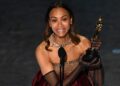 Assista: 'Mami!': Zoe Saldana procura sua mãe na multidão depois da vitória do Oscar