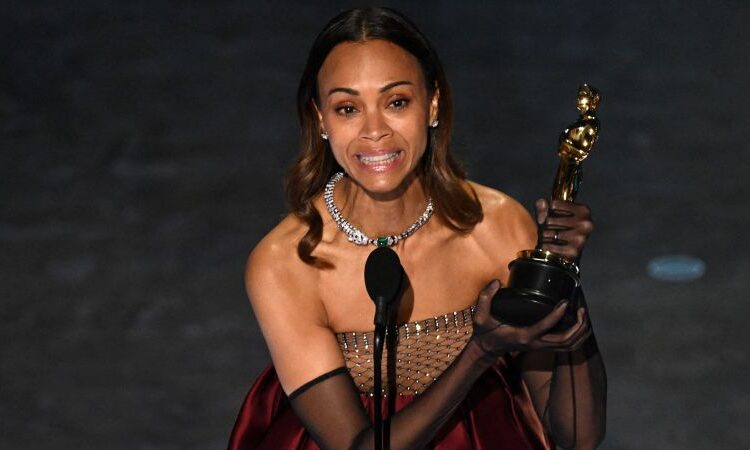 Assista: 'Mami!': Zoe Saldana procura sua mãe na multidão depois da vitória do Oscar