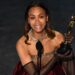 Assista: 'Mami!': Zoe Saldana procura sua mãe na multidão depois da vitória do Oscar