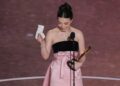 Assista: Mikey Madison reconhece profissionais do sexo após a vitória do Oscar