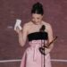 Assista: Mikey Madison reconhece profissionais do sexo após a vitória do Oscar