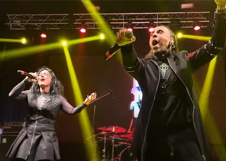 Assista a Lacuna Boble tocando novas músicas “I Wish You Dead” e “Gravity” ao vivo pela primeira vez na noite de sempre; Vídeo filmado por fãs