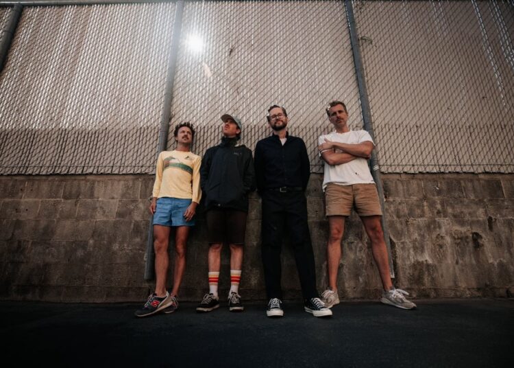 Assista aos bárbaros do novo videoclipe da Califórnia para “Sr. Microfone"