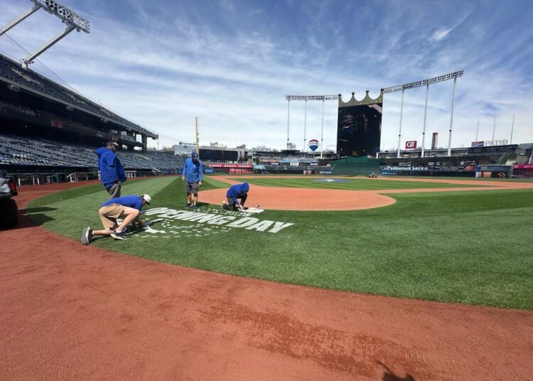 Os membros da equipe do Royals Grounds prepararam o Kauffman Stadium para o dia da abertura apenas dois dias ...