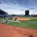 Os membros da equipe do Royals Grounds prepararam o Kauffman Stadium para o dia da abertura apenas dois dias ...
