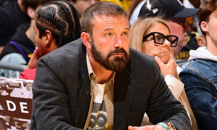 Ben Affleck diz ao filho que ele terá que cortar 'muitos gramados' para um par de tênis de US $ 6.000