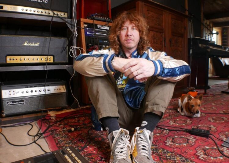 Ben Kweller lança nova música com discos de coco "Depressão"