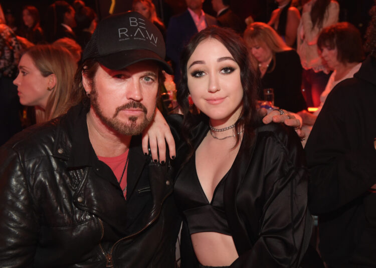 Billy Ray Cyrus publica texto da filha em meio a grandes notícias de carreira