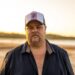 Brad Cox entra na nova era com o arenito hino do país 'I'm A Boxer'