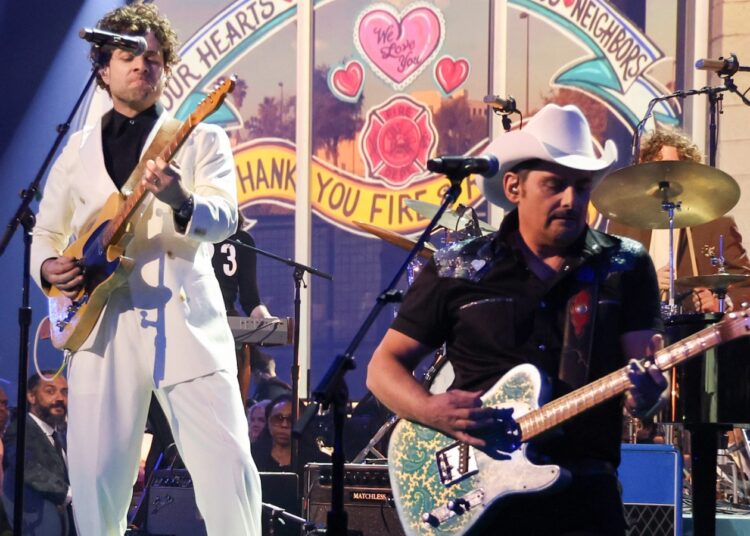 Brad Paisley equipes com Dawes para a nova música 'Raining Inside'