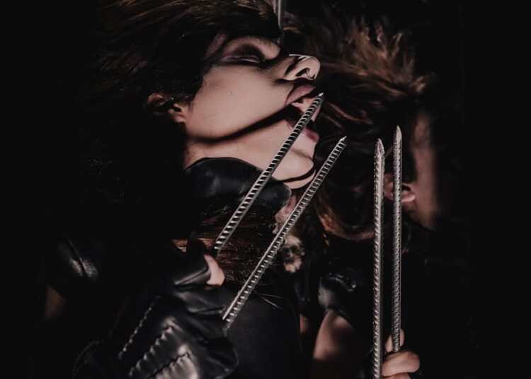 Breaking/Londres: Sissy Misfit