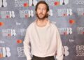 Calvin Harris brinca com a nova música country 'Smoke the Pain Away' - apresentando -se nos vocais e guitarra