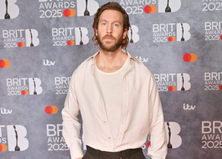Calvin Harris brinca com a nova música country 'Smoke the Pain Away' - apresentando -se nos vocais e guitarra