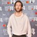 Calvin Harris brinca com a nova música country 'Smoke the Pain Away' - apresentando -se nos vocais e guitarra