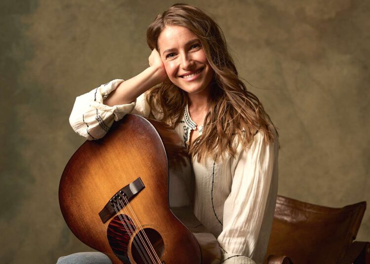 Caroline Jones levanta a cortina em relacionamento abusivo com 'No Tellin ”(exclusivo)