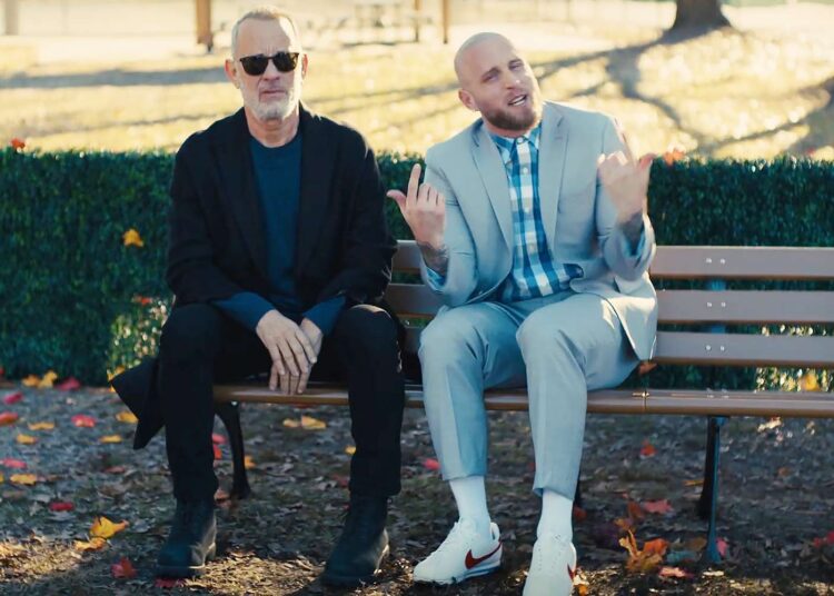 Chet Hanks e Tom Hanks recriam cenas de Forrest Gump no videoclipe