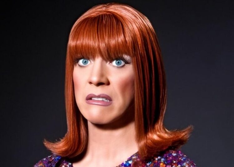 Coco Peru aborda suas cenas cortadas de 'meados do século moderno'