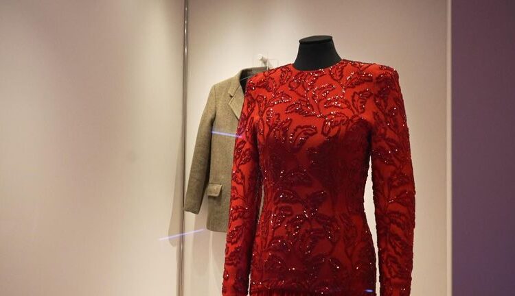 Códigos de vestuário: roupas icônicas da coleção real exibida ao lado das criações de jovens designers | Notícias do Reino Unido