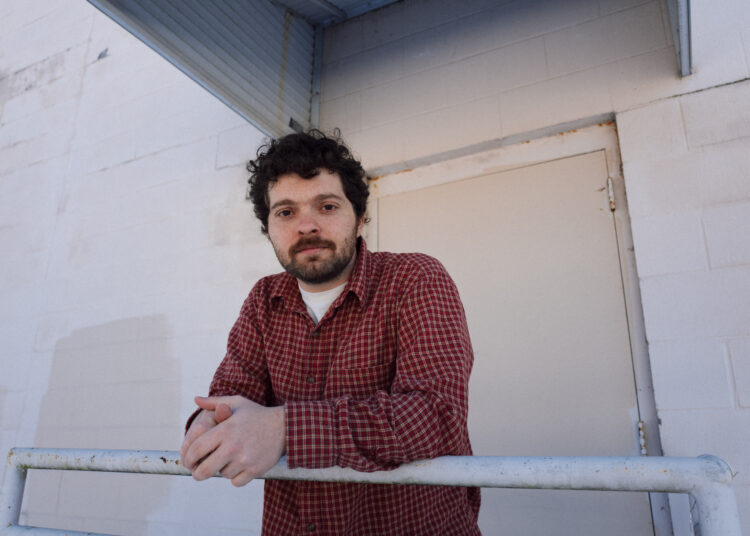 Colin Miller compartilha o videoclipe do novo single "Porchlight" do novo álbum 'Losin ": Assista