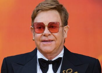 Como Elton John se tornou um amigo íntimo da família real: de Jiving com a rainha falecida a se tornar parte do círculo interno de Meghan e Harry