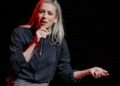 Como Iliza Shlesinger desafia as expectativas com 'alta energia' e matemática de comédia