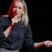 Como Iliza Shlesinger desafia as expectativas com 'alta energia' e matemática de comédia