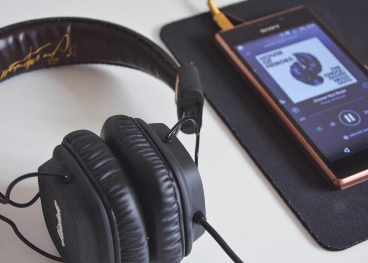 Como um novo modelo de streaming de música poderia impactar artistas independentes?
