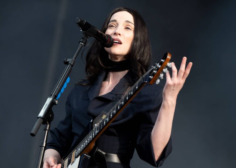 Confira o novo single pulsante de St. Vincent 'Doa' de 'Death of a Unicorn'