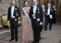 Coroa Princesa Victoria Twins com sua mãe rainha Silvia em flores elegantes enquanto Royals sueco participa do jantar estadual em Estocolmo