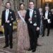 Coroa Princesa Victoria Twins com sua mãe rainha Silvia em flores elegantes enquanto Royals sueco participa do jantar estadual em Estocolmo