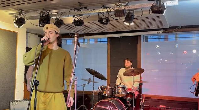 Cruz Beckham provoca uma música sobre querer ser John Lennon, enquanto dá aos fãs um vislumbre de nova música