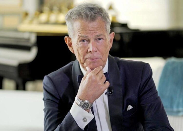 David Foster admite que o medo de elevadores o levou a subir 65 lances de escada