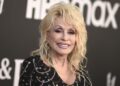 Dolly Parton diz que seu falecido marido 'sofreu muito' e ela está 'em paz que ele está em paz'