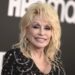 Dolly Parton diz que seu falecido marido 'sofreu muito' e ela está 'em paz que ele está em paz'