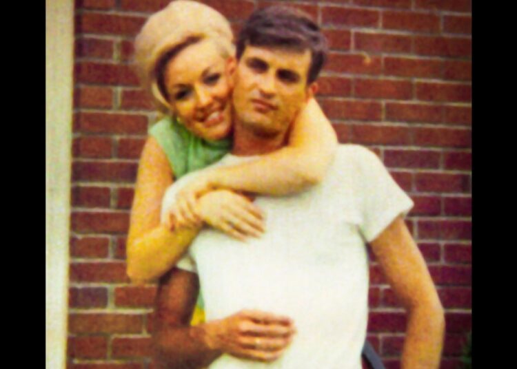 Dolly Parton presta homenagem de partir o coração ao falecido marido Carl Dean com o primeiro single novo em 2 anos