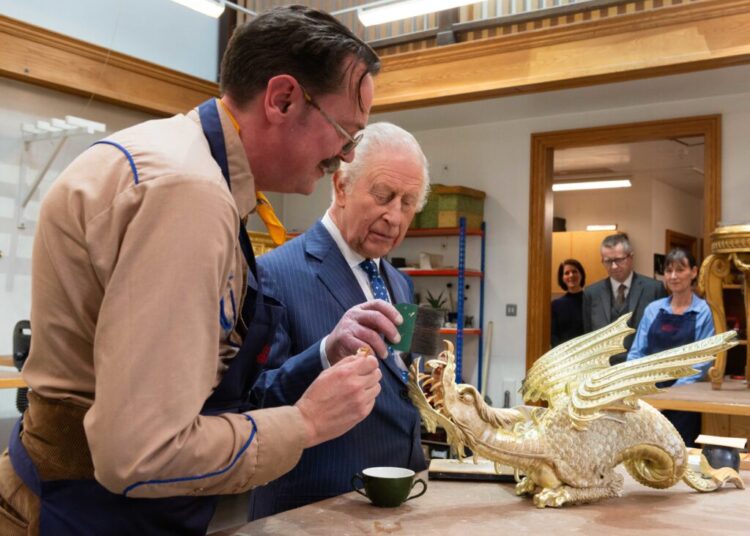 Dourando o dragão: conheça o real que está fazendo parte da decoração para os visitantes do Palácio de Buckingham deste ano