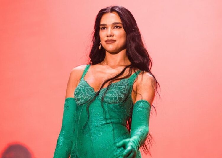 Dua Lipa Marks Marco 'enorme' marco com fotos sensuais da turnê