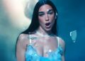 Dua Lipa pinga em jóias de luxo no valor de mais de £ 50.000, enquanto se veste para os nove no videoclipe para o novo guidão da música com Jennie