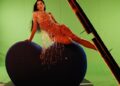Dua lipa define pulsos correndo em vestido de miçangas e lingerie puro enquanto ela compartilha os bastidores de seu novo guidão de videoclipes