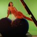 Dua lipa define pulsos correndo em vestido de miçangas e lingerie puro enquanto ela compartilha os bastidores de seu novo guidão de videoclipes