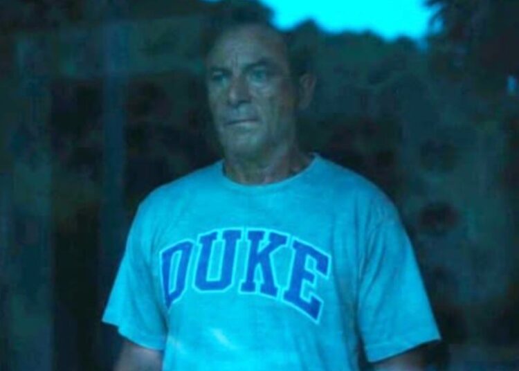 Duke Slams 'White Lotus' para vestir Jason Isaacs na camisa da escola para cenas suicidas: 'Simplesmente vai longe demais'