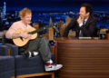 Ed Sheeran dá um soco em Jimmy Fallon em vídeo brincalhão