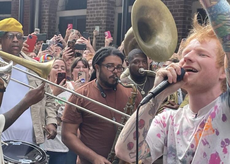 Ed Sheeran estreia 'Azizam' com surpresa New Orleans Parade | Keith Spera