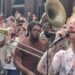 Ed Sheeran estreia 'Azizam' com surpresa New Orleans Parade | Keith Spera