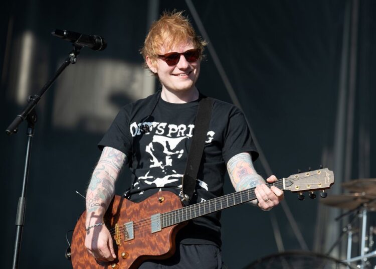 Ed Sheeran surpreende Nova Orleans com a música não lançada 'Azizam'