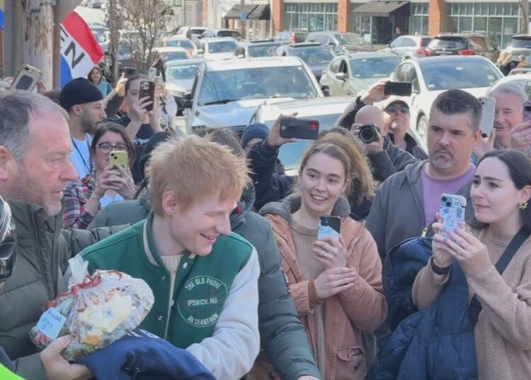 Ed Sheeran surpreende os fãs em Ipswich, se apresenta no pub antigo do telefone