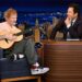 Ed Sheeran toca nova música 'Old Phone' em 'Fallon'