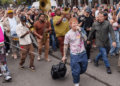 Ed Sheeran toca novas músicas nas ruas de Nova Orleans
