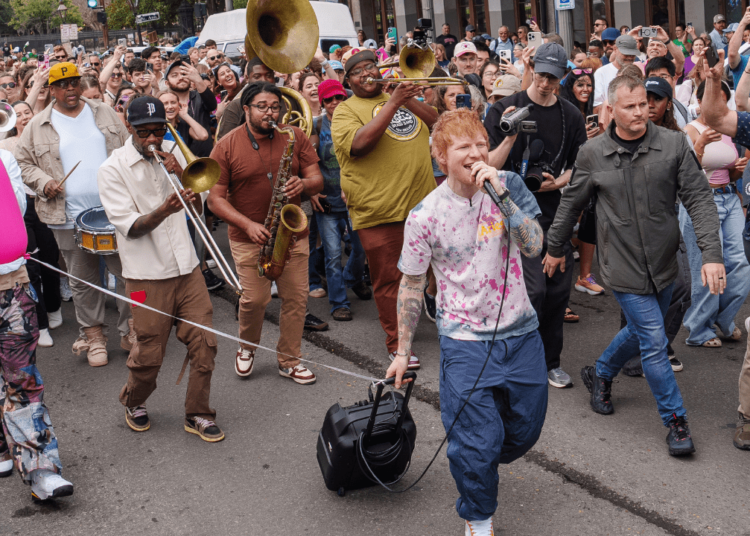 Ed Sheeran toca novas músicas nas ruas de Nova Orleans