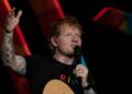 Ed Sheeran visualiza clipes da nova música 'Azizam'